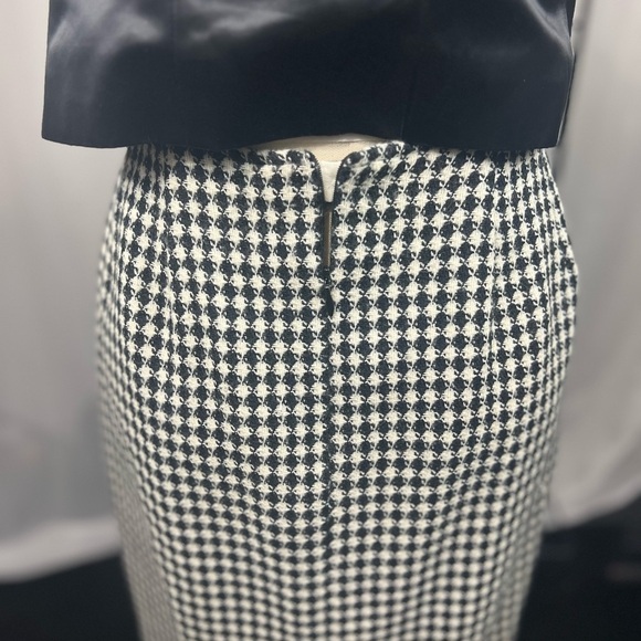 Circa 1990 Vintage tailored A-Line Herringbone Skirt from Doncaster - Picture 7 of 9